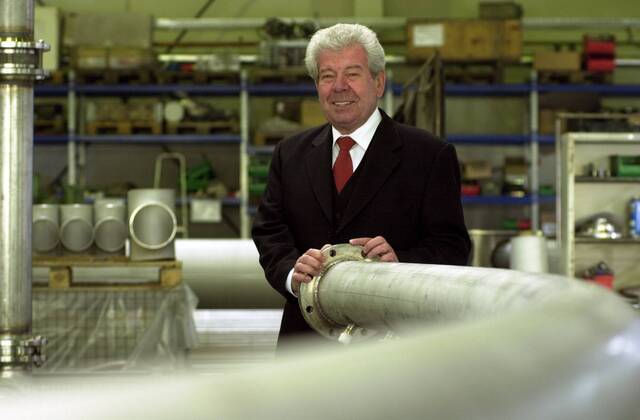 Hugo Rossmann (GER Geschäftsführender Gesellschafter der Hugo Rossmann Apparatebau GmbH) in der Produktionshalle seines Unternehmens