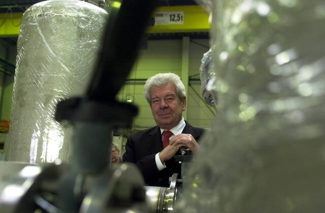 Hugo Rossmann (GER Geschäftsführender Gesellschafter der Hugo Rossmann Apparatebau GmbH) in der Produktionshalle seines Unternehmens