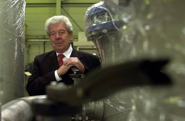 Hugo Rossmann (GER Geschäftsführender Gesellschafter der Hugo Rossmann Apparatebau GmbH) in der Produktionshalle seines Unternehmens