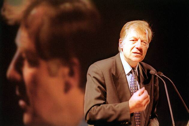 Eberhard Diepgen (CDU Regierender Bürgermeister von Berlin) hält eine Rede auf der Eröffnungsveranstaltung von Startsocial 2001 in Berlin