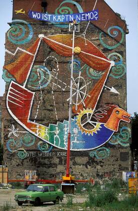 Wo ist Käptn Nemo? - Bemalte Hauswand am Tacheles in Berlin