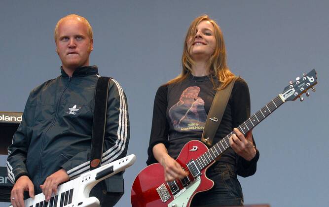 Keyboarder Jean-Michel Tourette (li.) und Sängerin Judith Holofernes (re., alle GER Wir sind Helden) anlässlich des Hessentages in Heppenheim