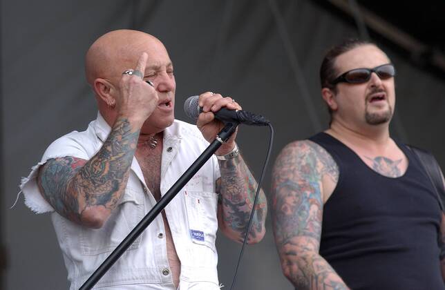 V.l.n.r.: Sänger Angry Anderson und Bassist Steve King (beide AUS Rose Tattoo) anlässlich eines Konzerts beim With Full Force Festival