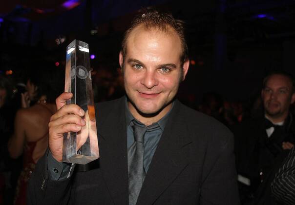 Schauspieler Matthias Klimsa (GER) mit dem Deutschen Fernsehpreis anlässlich der Verleihung 2004 in Köln
