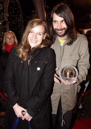 Sängerin Judith Holofernes und Schlagzeuger Pola Roy (beide GER Wir sind Helden) anlässlich der Preisverleihung EinsLive Krone 2004 des Radiosenders EinsLive in Oberhausen