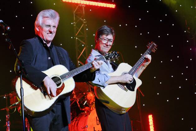 Gitarrist Hank Marvin (re.) und Bruce Welch (li., beide GBR Shadows) anlässlich eines Konzertes in Amsterdam