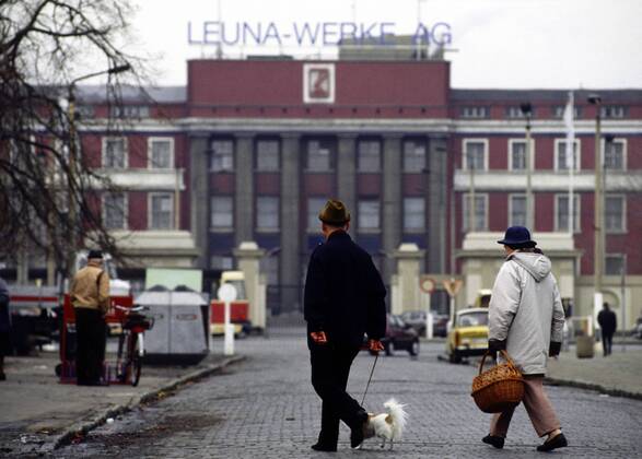 Passanten vor den Leuna Werken in Leuna