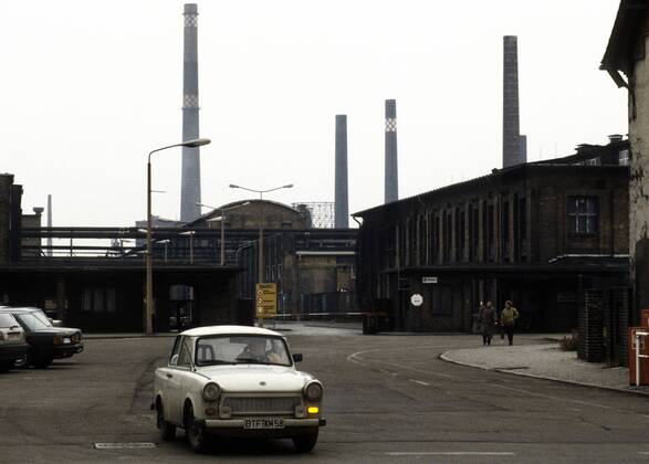 Trabant vor den Leuna Werken in Leuna