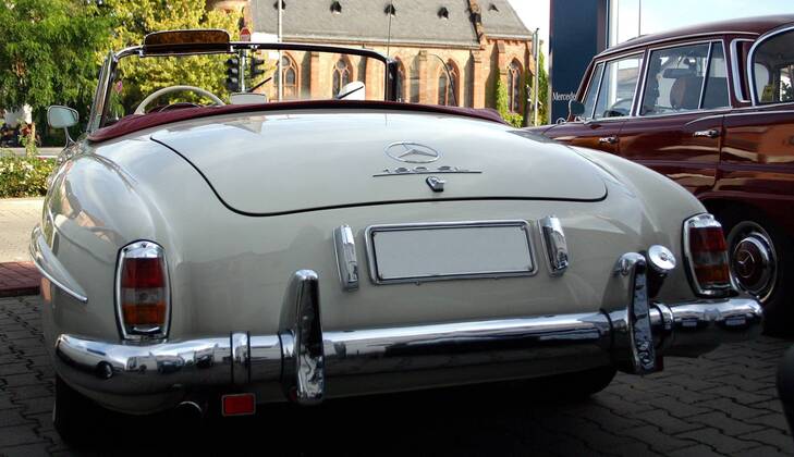 Beiger Mercedes 190 SL
