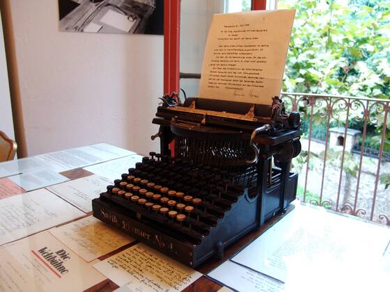 Nobelpreis für Hermann Hesse, 75. Jahrestag am 14. November Schreibmaschine mit eingespannten Text im Hermann Hesse Museum in Montagnola