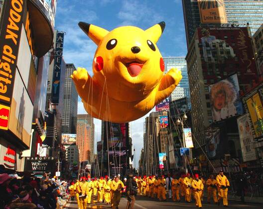 Farbenfrohe Thanksgiving-Parade mit Cartoonfigur von Pokemon (Pikachu) - am Times Square von New York - 