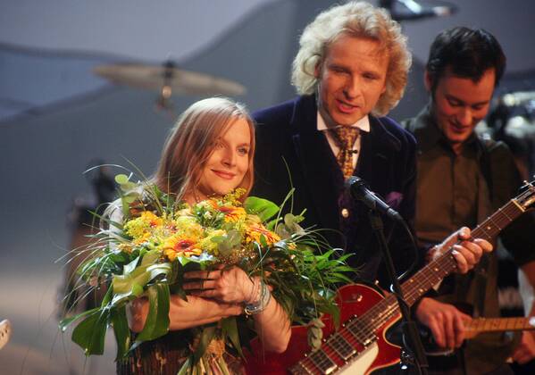 Moderator Thomas Gottschalk (Mitte, GER), Sängerin Judith Holofernes und Bassist Mark Tavassol (beide GER Wir sind Helden) während der ZDF-Sendung WETTEN, DASS...? in Düsseldorf