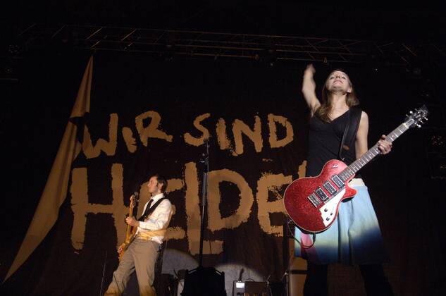 Sängerin Judith Holofernes und Bassist Mark Tavassol (beide GER Wir Sind Helden) während eines Konzerts im Münchener Zenith - Deutschland