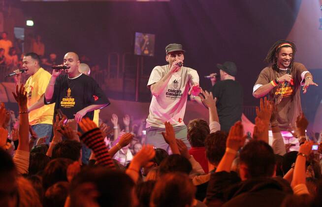 Culcha Candela (GER) - V.l.n.r.: Don Cali, Lafrotino (beide COL), Mr. Reedoo und Johnny Strange lassen sich von dem Publikum während der Musikshow THE DOME 36 in Mannheim feiern - Deutschland