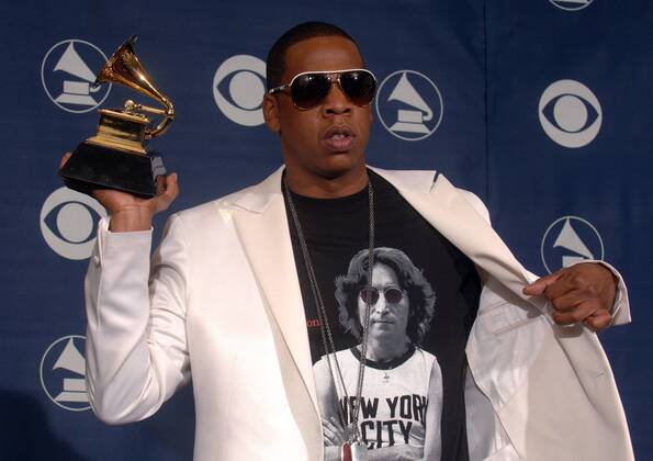 Rapper Jay-Z (USA) mit seinem Grammy im John Lennon Shirt anlässlich der 48. Grammy Awards in Los Angeles  lap20060208125