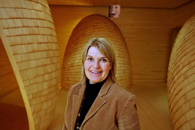 Dagmar Fritz-Kramer (GER Geschäftsführerin Bau-Fritz GmbH &Co. KG) in der Hausschneiderei für ökologische Fertighäuser der Bau-Fritz GmbH & Co. KG in Erkheim