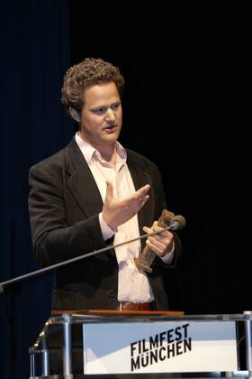Preisträger Florian Henckel von Donnersmarck (GER) hält seine Dankesrede anlässlich der Verleihung des Bernhard-Wicki-Preises 2006 - Die Brücke - im Rahmen des Filmfestes in München