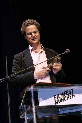Preisträger Florian Henckel von Donnersmarck (GER) hält seine Dankesrede anlässlich der Verleihung des Bernhard-Wicki-Preises 2006 - Die Brücke - im Rahmen des Filmfestes in München