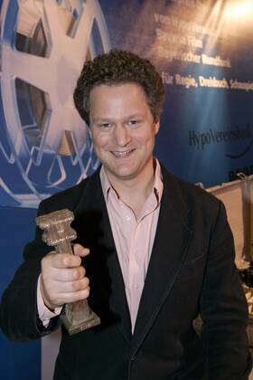 Preisträger Florian Henckel von Donnersmarck (GER Filmregisseur) präsentiert stolz seine Trophäe anlässlich der Verleihung des Bernhard-Wicki-Preises 2006 - Die Brücke - im Rahmen des Filmfestes in München
