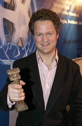 Preisträger Florian Henckel von Donnersmarck (GER Filmregisseur) präsentiert stolz seine Trophäe anlässlich der Verleihung des Bernhard-Wicki-Preises 2006 - Die Brücke - im Rahmen des Filmfestes in München