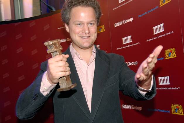 Preisträger Florian Henckel von Donnersmarck (Mitte, GER Regisseur) mit seiner Trophäe anlässlich der Verleihung des Bernhard-Wicki-Preises 2006 - Die Brücke - im Rahmen des Filmfestes in München