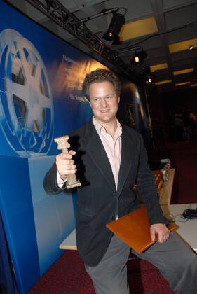 Preisträger Florian Henckel von Donnersmarck (GER Regisseur) mit seiner Trophäe anlässlich der Verleihung des Bernhard-Wicki-Preises 2006 - Die Brücke - im Rahmen des Filmfestes in München