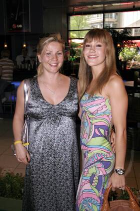 Fernsehmoderatorin Aleksandra Bechtel (li., GER) und Schauspielerin Wolke Hegenbarth (GER) gut gelaunt anlässlich der Deutschlandpremiere des Animationsfilmes - Ab durch die Hecke - in Köln