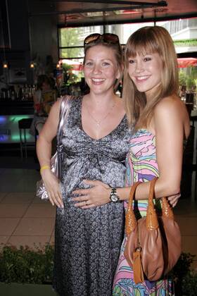 Fernsehmoderatorin Aleksandra Bechtel (li., GER) und Schauspielerin Wolke Hegenbarth (GER) gut gelaunt anlässlich der Deutschlandpremiere des Animationsfilmes - Ab durch die Hecke - in Köln