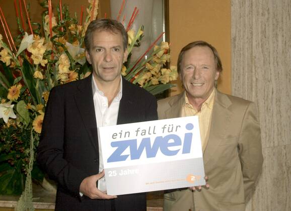 Schauspieler Paul Frielinghaus (li.) und Claus Theo Gärtner (beide GER) freuen sich über 25 Jahre - Ein Fall für zwei - während eines Pressetermins in Köln