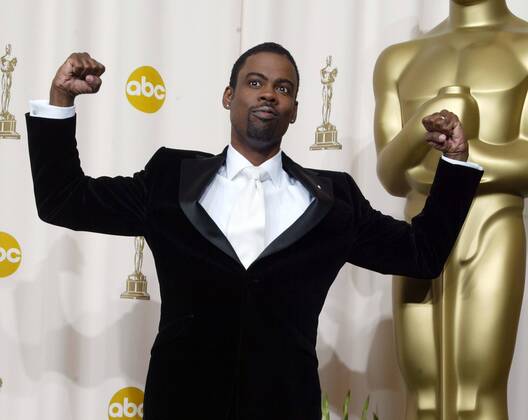 Schauspieler Chris Rock (USA) lässt seine Muskeln spielen anlässlich der 77. Academy Awards in Los Angeles -  (lap20050227226)