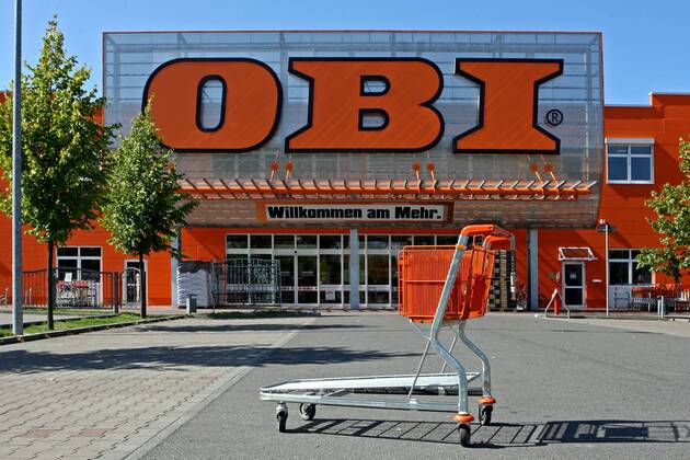 Einkaufswagen vor einer OBI-Filiale in Leipzig