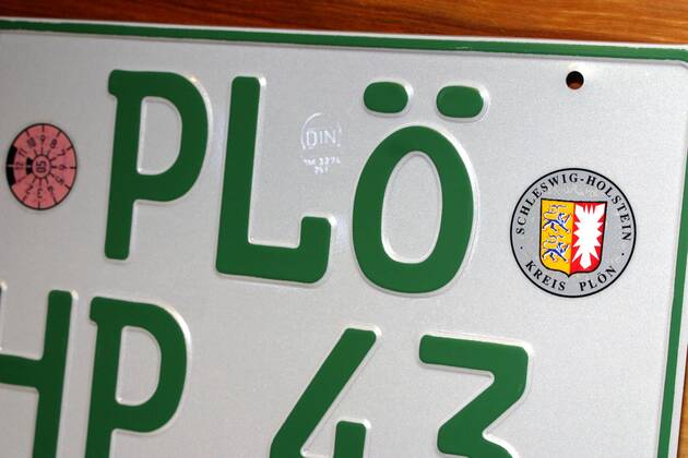 Kennzeichen für steuerbefreite Kraftfahrzeuge mit Zulassungsplakette des Kreises Plön in Schleswig Holstein