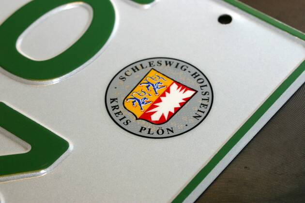 Kennzeichen für steuerbefreite Kraftfahrzeuge mit Zulassungsplakette des Kreises Plön in Schleswig Holstein