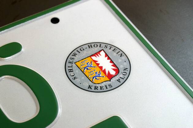 Kennzeichen für steuerbefreite Kraftfahrzeuge mit Zulassungsplakette des Kreises Plön in Schleswig Holstein