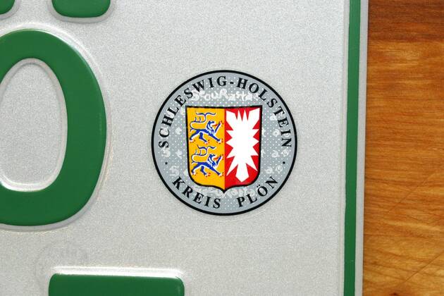 Kennzeichen für steuerbefreite Kraftfahrzeuge mit Zulassungsplakette des Kreises Plön in Schleswig Holstein
