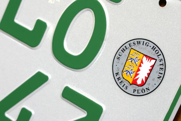 Kennzeichen für steuerbefreite Kraftfahrzeuge mit Zulassungsplakette des Kreises Plön in Schleswig Holstein