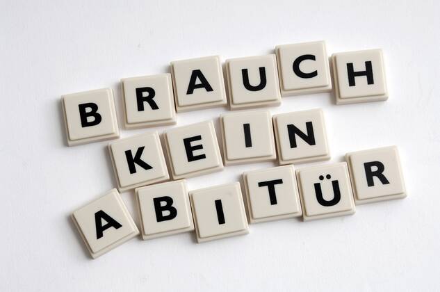 Brauch kein Abitür - Schriftzug mit Scrabblesteinen gelegt