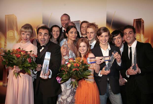 Preisträger Josefine Preuß (4.v.r.), Elyas MBarek (re.) und Adnan Maral (3.v.l., alle GER Schauspieler) inmitten weiterer Preisträger anlässlich der Verleihung des Deutschen Fernsehpreises 2006 in Köln