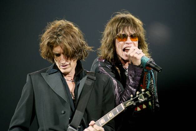Musiker Joe Perry (li.) und Sänger Steven Tyler (beide Aerosmith USA) während eines Konzertes in Sunrise, Florida -  (MIA2004040321)
