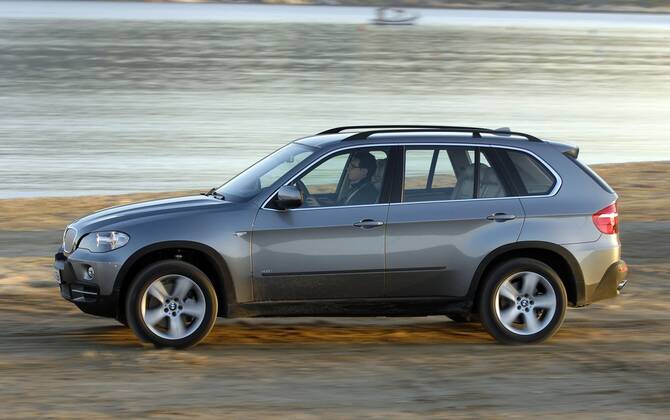 Neuer Geländewagen - BMW X5 - während der Fahrt