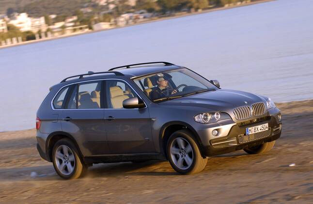 Neuer Geländewagen - BMW X5 - während der Fahrt