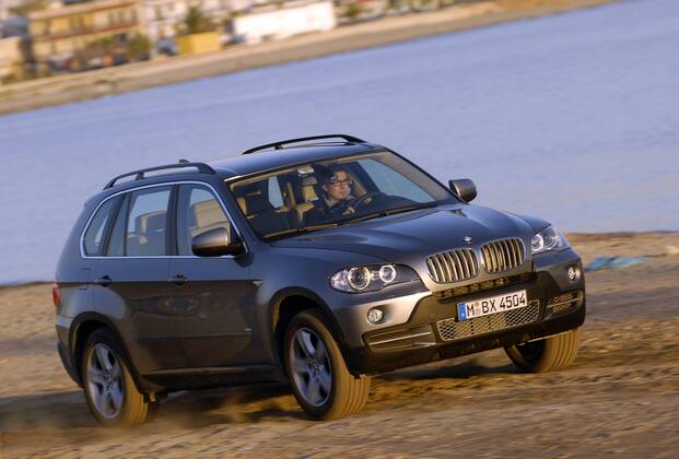 Neuer Geländewagen - BMW X5 - während der Fahrt