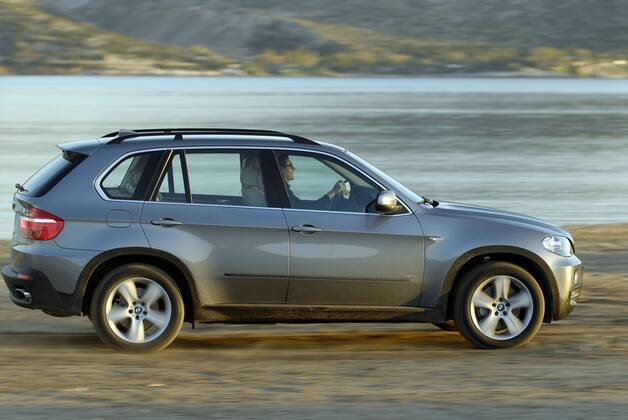 Neuer Geländewagen - BMW X5 - während der Fahrt