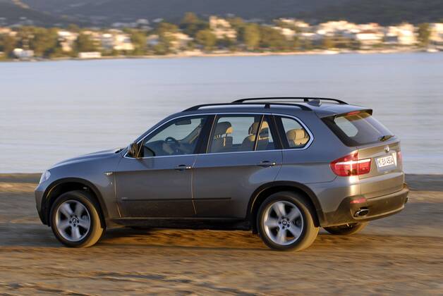 Neuer Geländewagen - BMW X5 - während der Fahrt