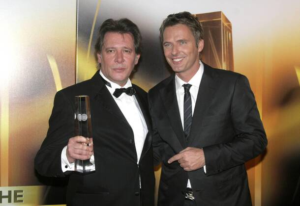 Preisträger Jan Fedder (GER Schauspieler) mit der Trophäe für die beste Hauptrolle und Moderator Jörg Pilawa (GER) anlässlich der Verleihung des Deutschen Fernsehpreises in Köln