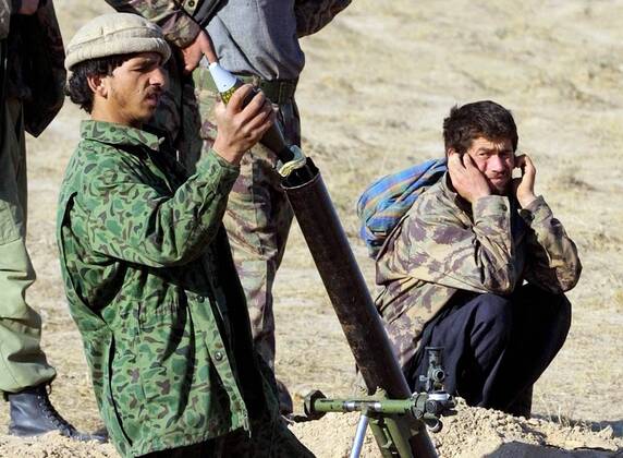 Afghanischer Soldat der Nordallianz belädt einen Granatenwerfer in Quruq in Afghanistan -  (afg2001110799)