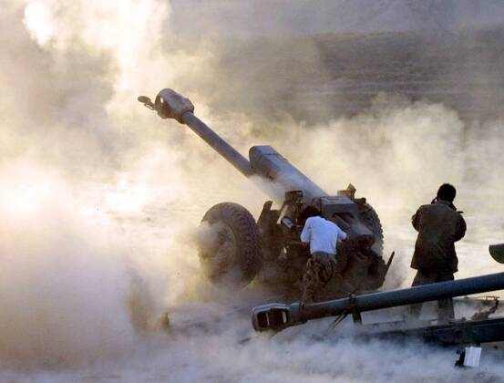 Soldaten der Nordallianz beschießen mit einer Kanone eine Stellung der Taliban nahe Ai-Khanum in Afghanistan -  (afg2001111003)