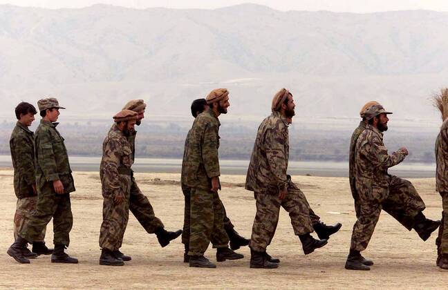 Afghanische Soldaten der Nordallianz beim Marschieren in Khwaja Bahauddin in Afghanistan -  (afp20011100302)