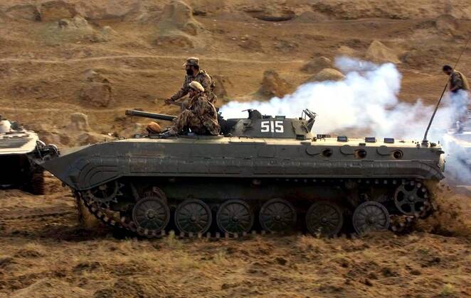 Afghanische Soldaten der Nordallianz auf einem fahrenden Panzer nahe Dasht I Qala in Afghanistan -  (afp2001110502)