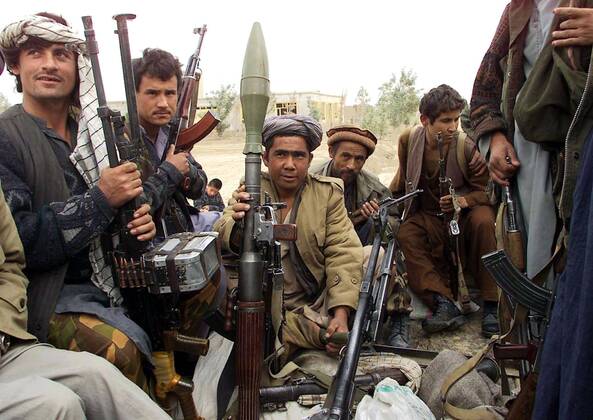 Krieger der Nordallianz mit Waffen nahe Dasht-e-Qala, Provinz Takhar - Afghanistan  AFG2001101906